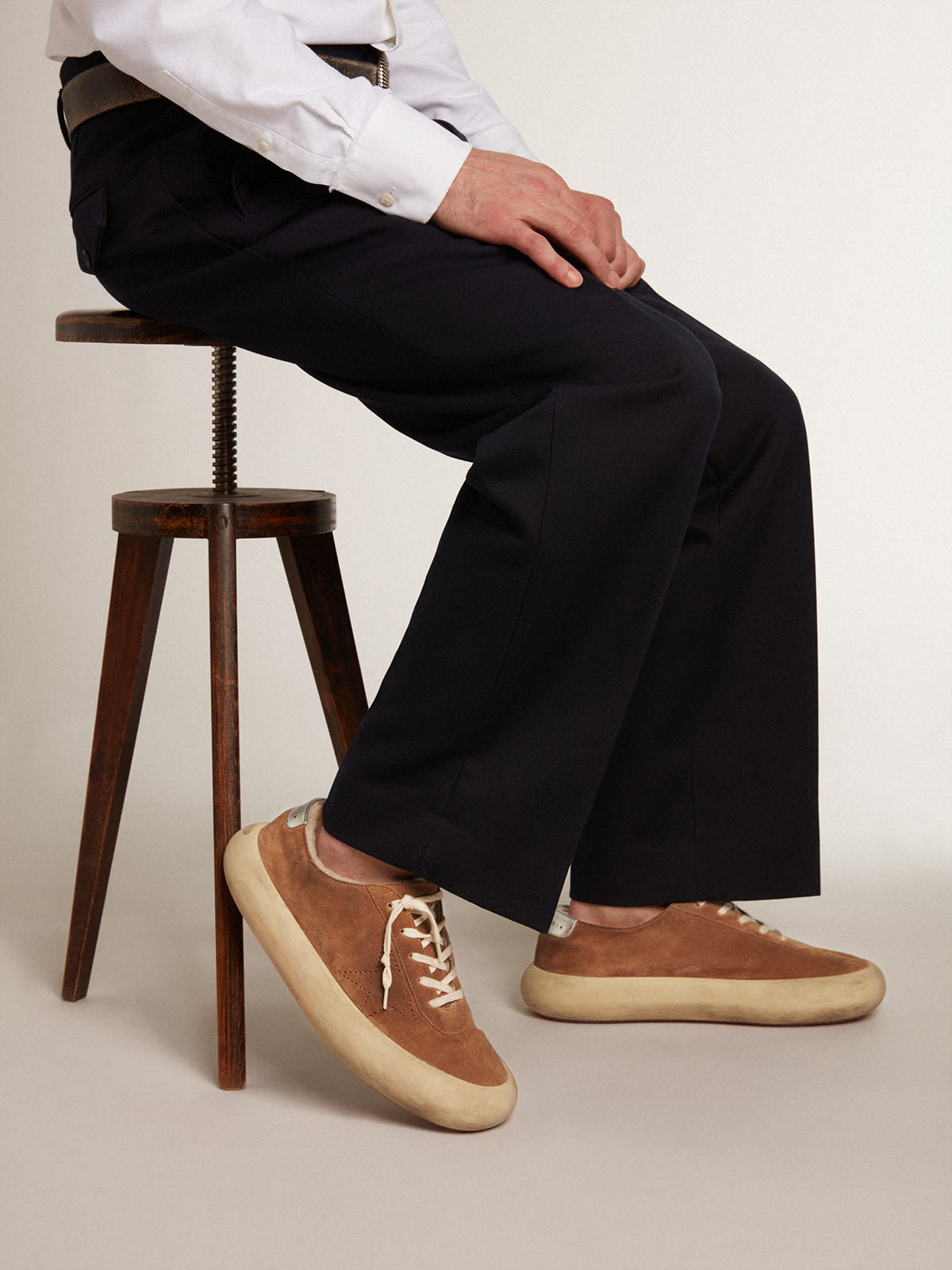 Space-Star Uomo in suede tabacco con stella traforata