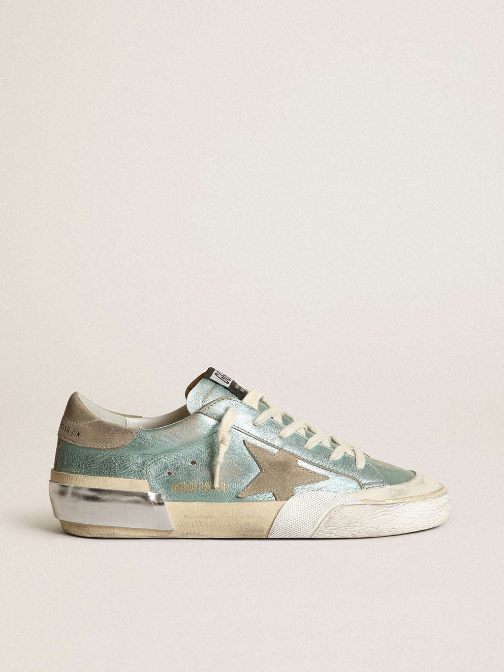 Sneaker Super-Star in pelle laminata verde menta con stella in suede grigio ghiaccio e multifoxing