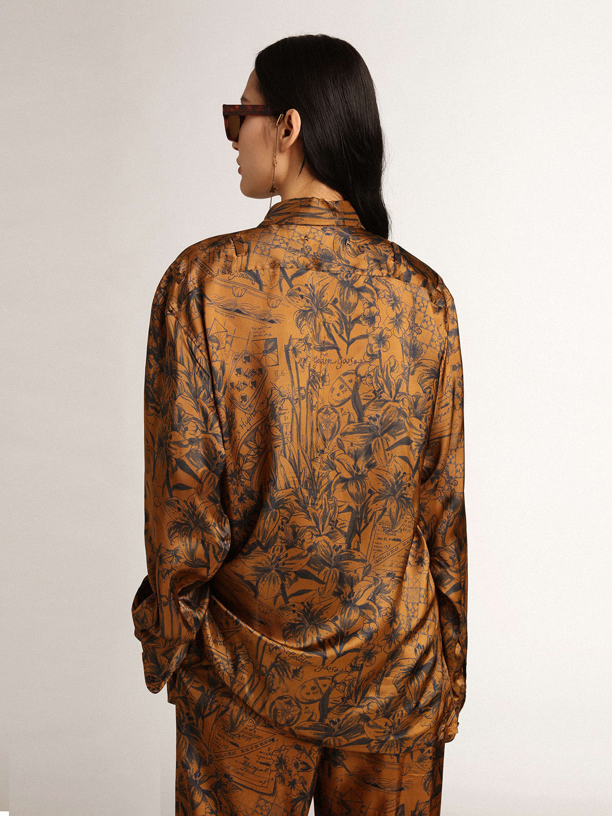 Camicia boyfriend Collezione Journey di colore marrone dorato con stampa notebook
