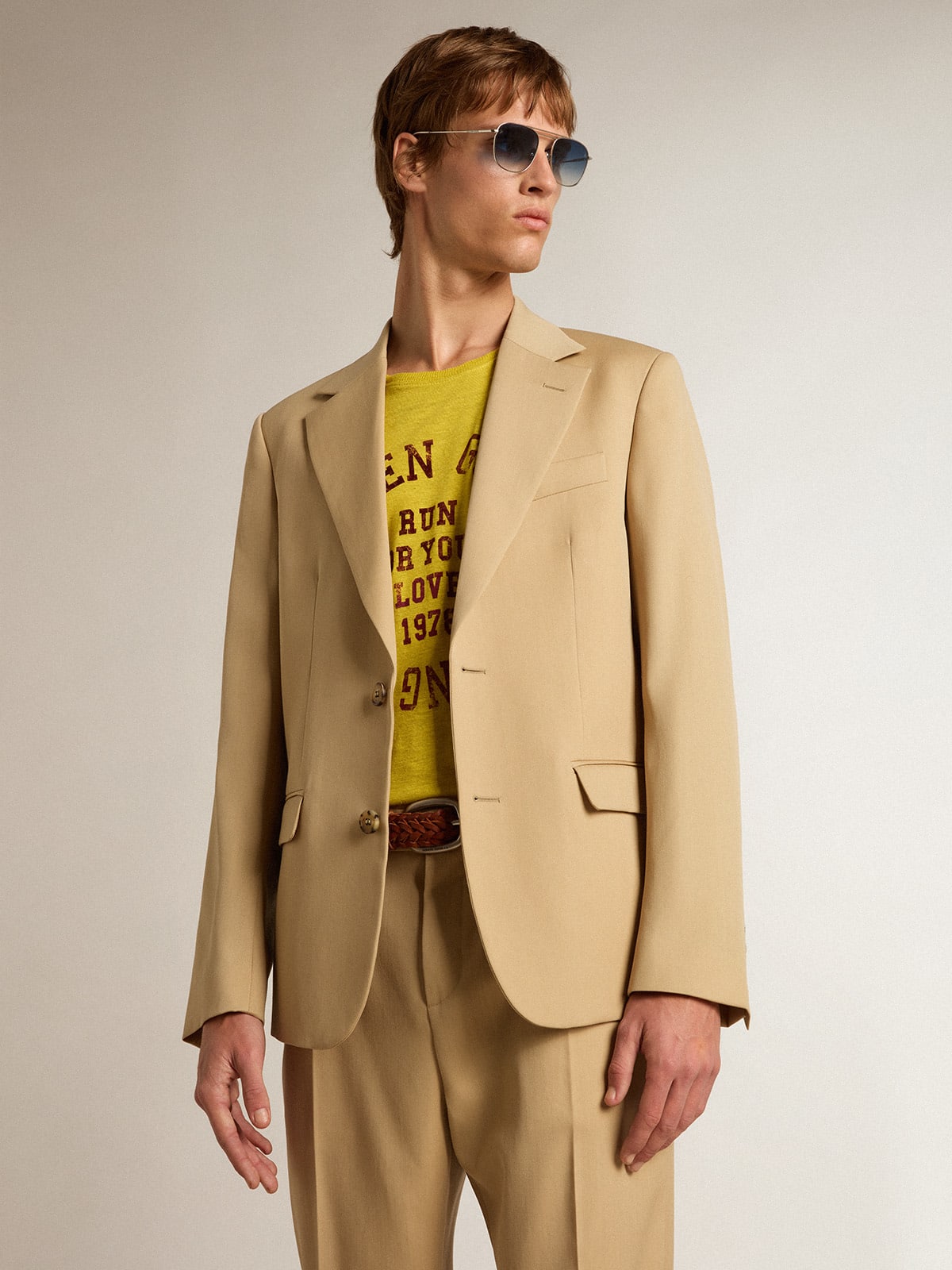 Blazer monopetto color sabbia con bottoni in corno