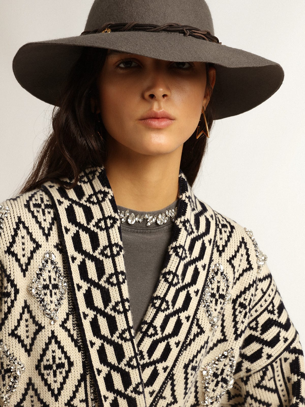 Cardigan color papiro in lana con motivo jacquard e cristalli