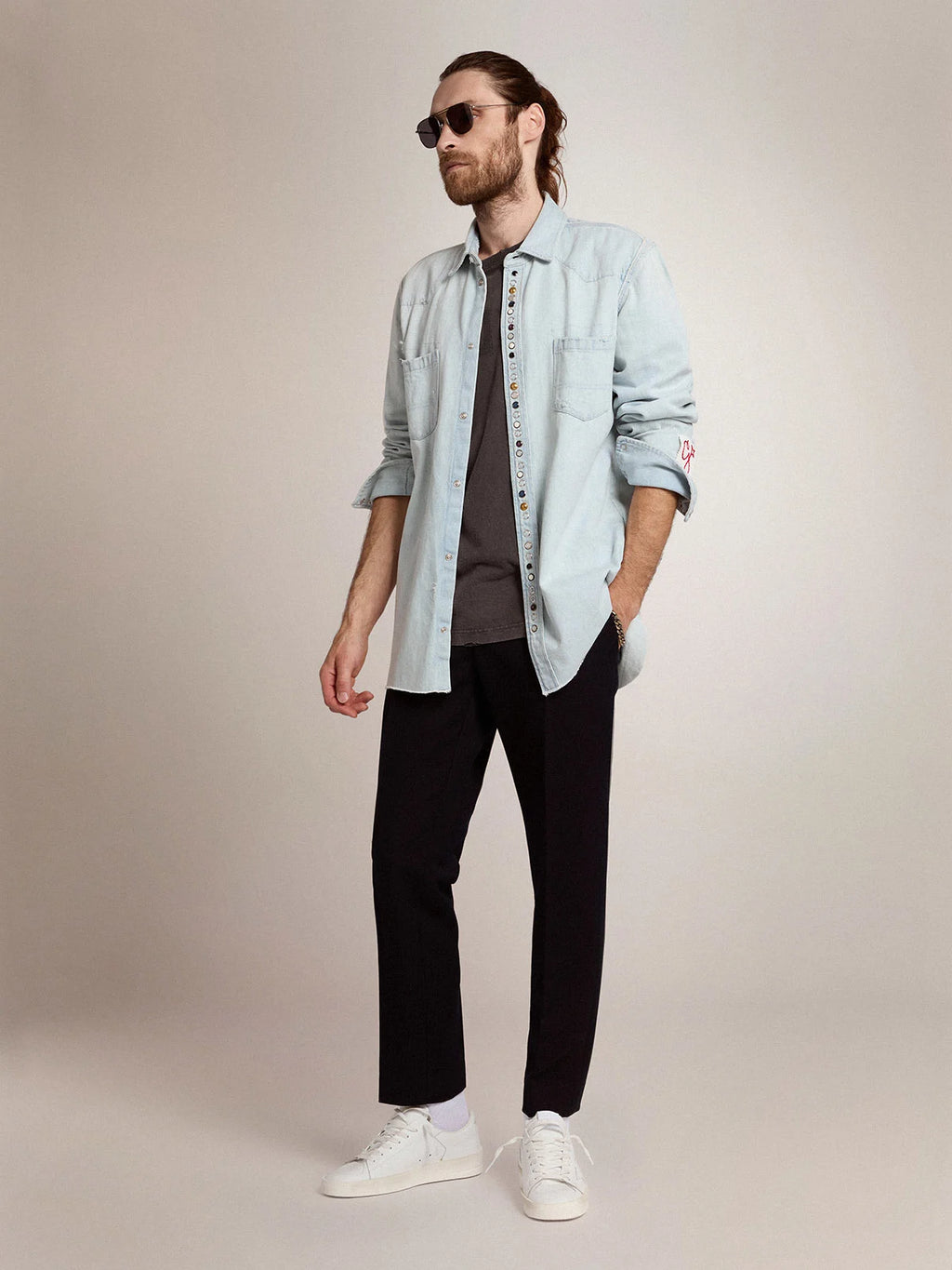 Camicia in jeans bleached Collezione Golden con borchie martellate