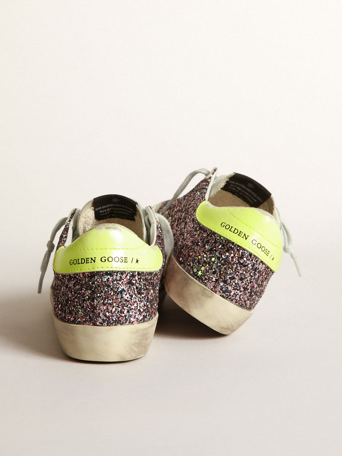 Sneaker Super-Star in glitter grigio e rosa con stella in suede grigio ghiaccio e talloncino in pelle giallo fluo