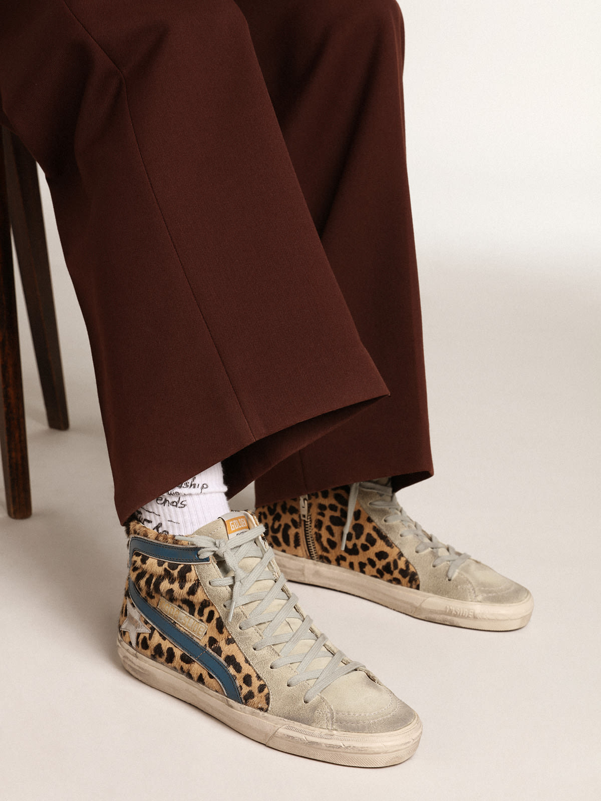 Slide in cavallino leopardato con stella in pelle laminata