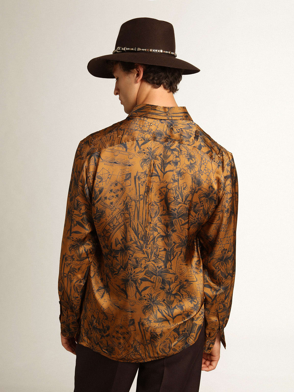 Camicia Collezione Journey di colore marrone dorato con stampa notebook
