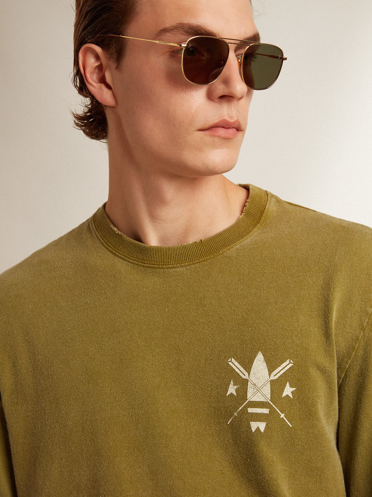 T-shirt di colore pesto con logo bianco sul davanti e sul retro