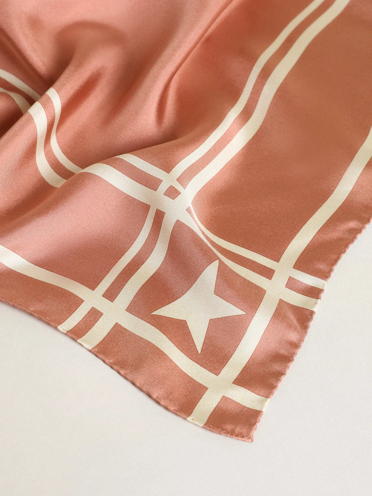 Foulard Collezione Golden di colore rosa antico con righe e stelle bianche a contrasto