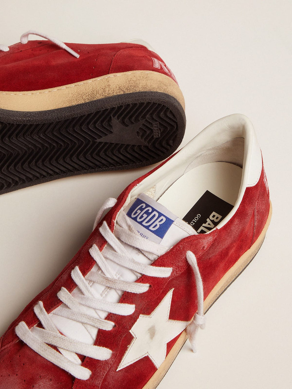 Ball Star Uomoin suede rosso con stella in pelle bianca