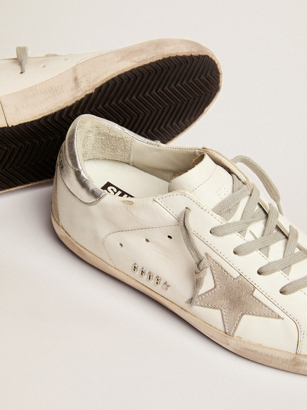Sneakers Super-Star donna con talloncino argentato e metal studs lettering