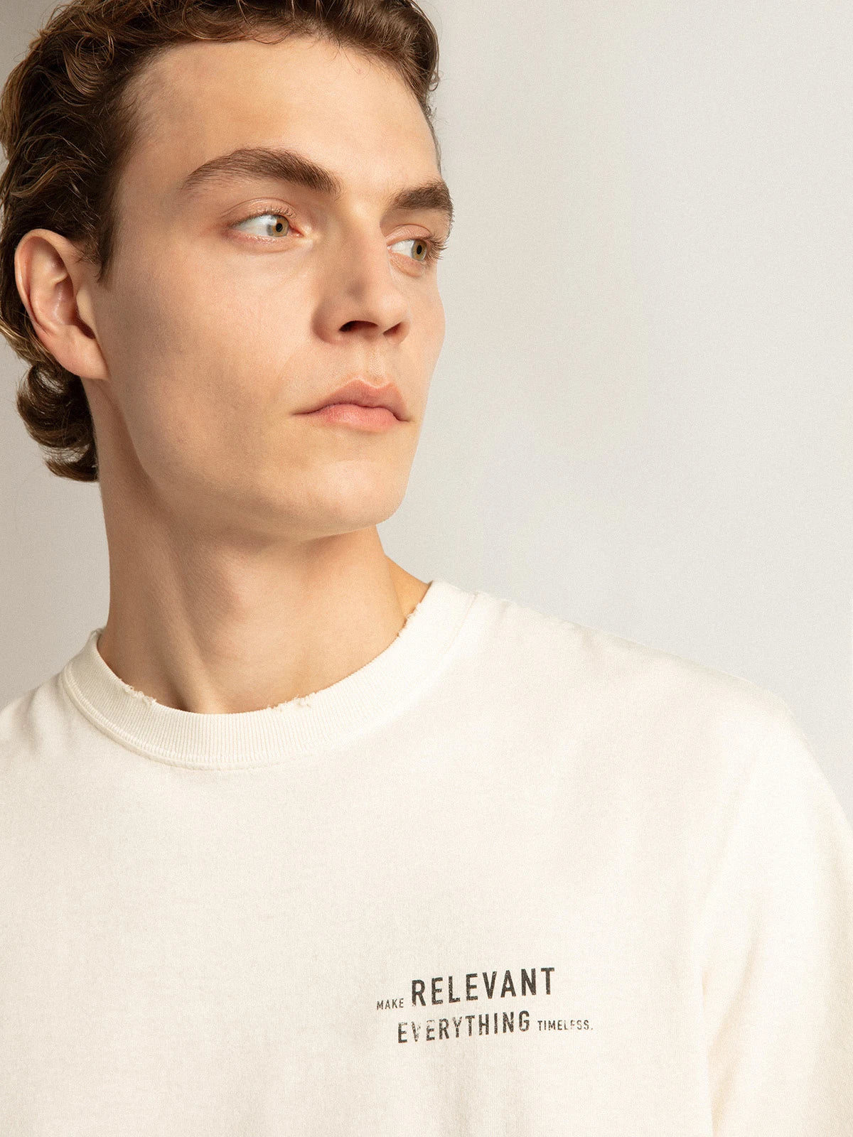 T-shirt di colore bianco dal trattamento distressed con scritta
