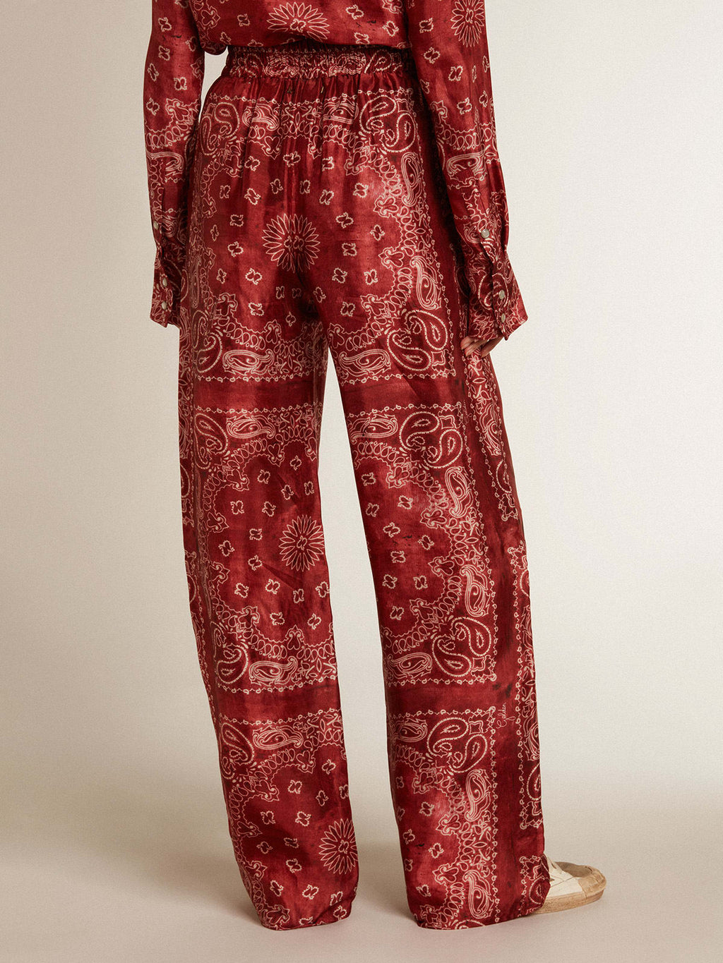 Pantalone jogging di colore bourdeaux con stampa paisley