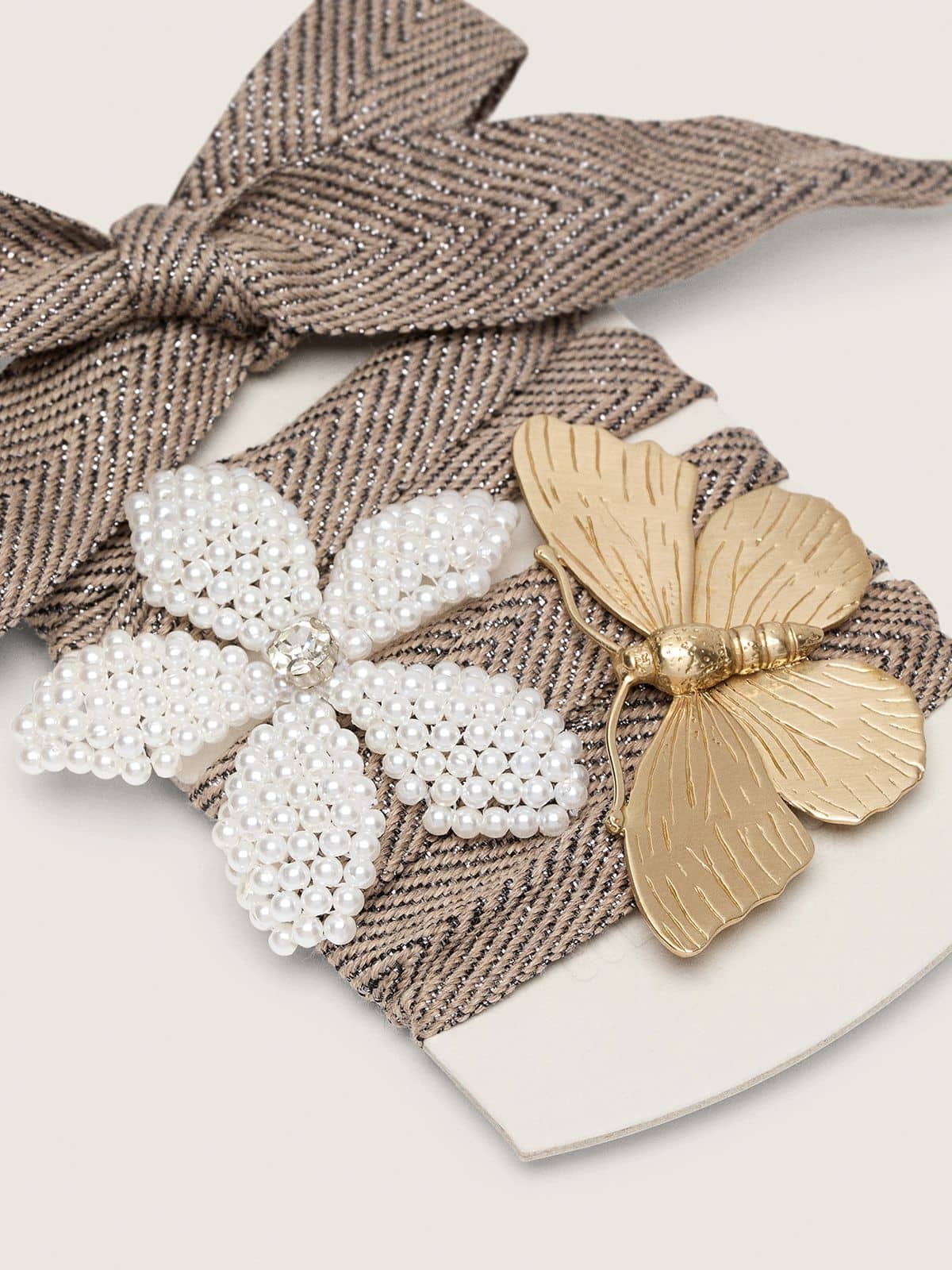 Skins "Sparkling" brown, black and silver herringbone laces embellished with two charms