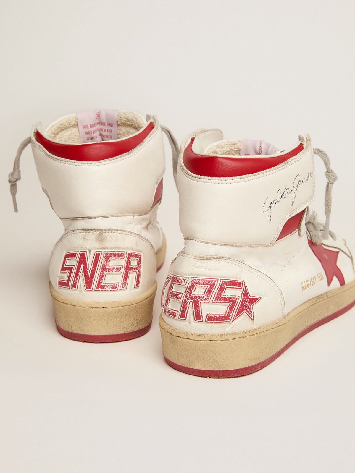 Sneaker Sky-Star con firma sulla caviglia e inserti in pelle rossa