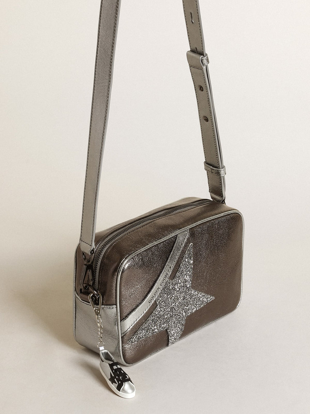 Borsa Star Bag in pelle laminata color argento e grigio antracite con stella in cristalli Swarovski