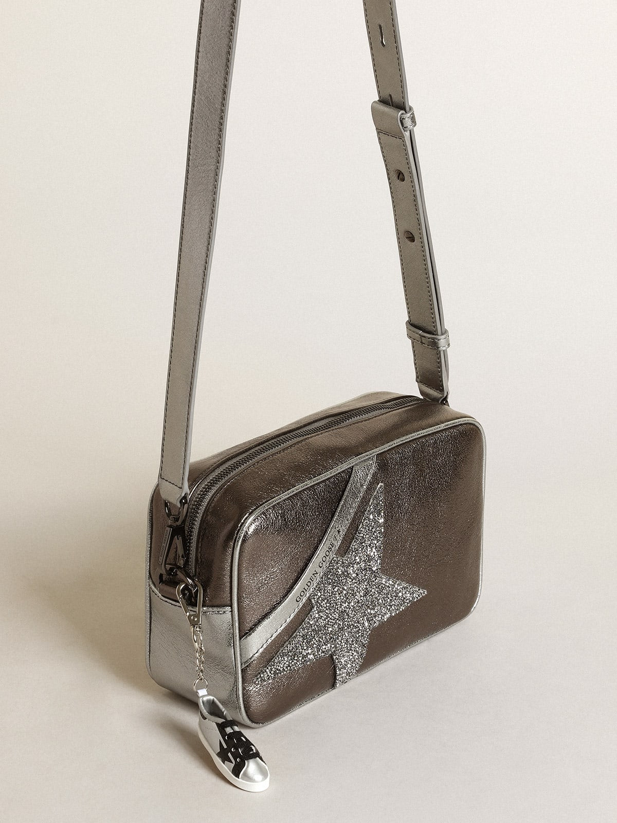 Borsa Star Bag in pelle laminata color argento e grigio antracite con stella in cristalli Swarovski