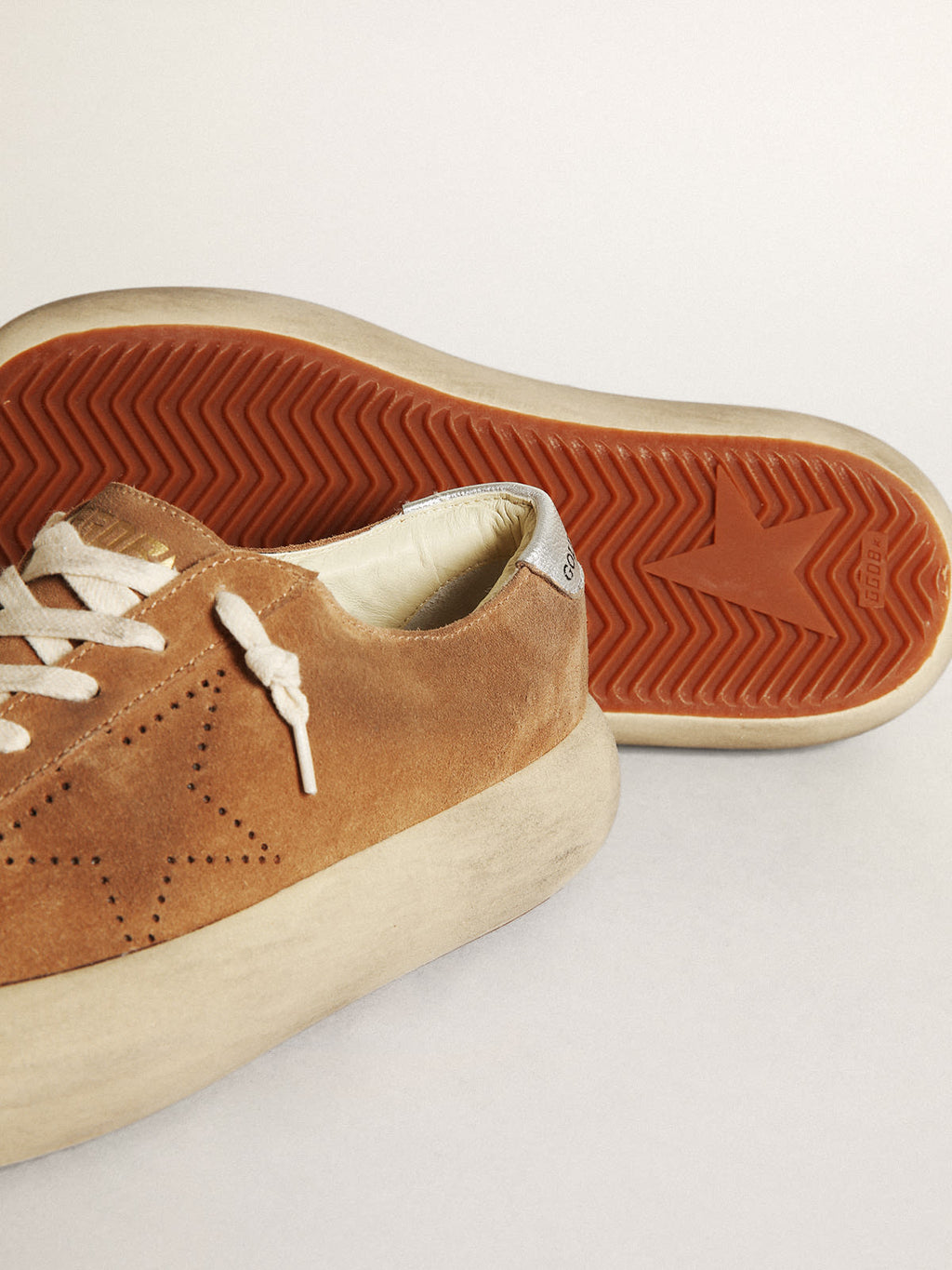 Space-Star Donna in suede color tabacco con stella traforata e talloncino in pelle laminata argento