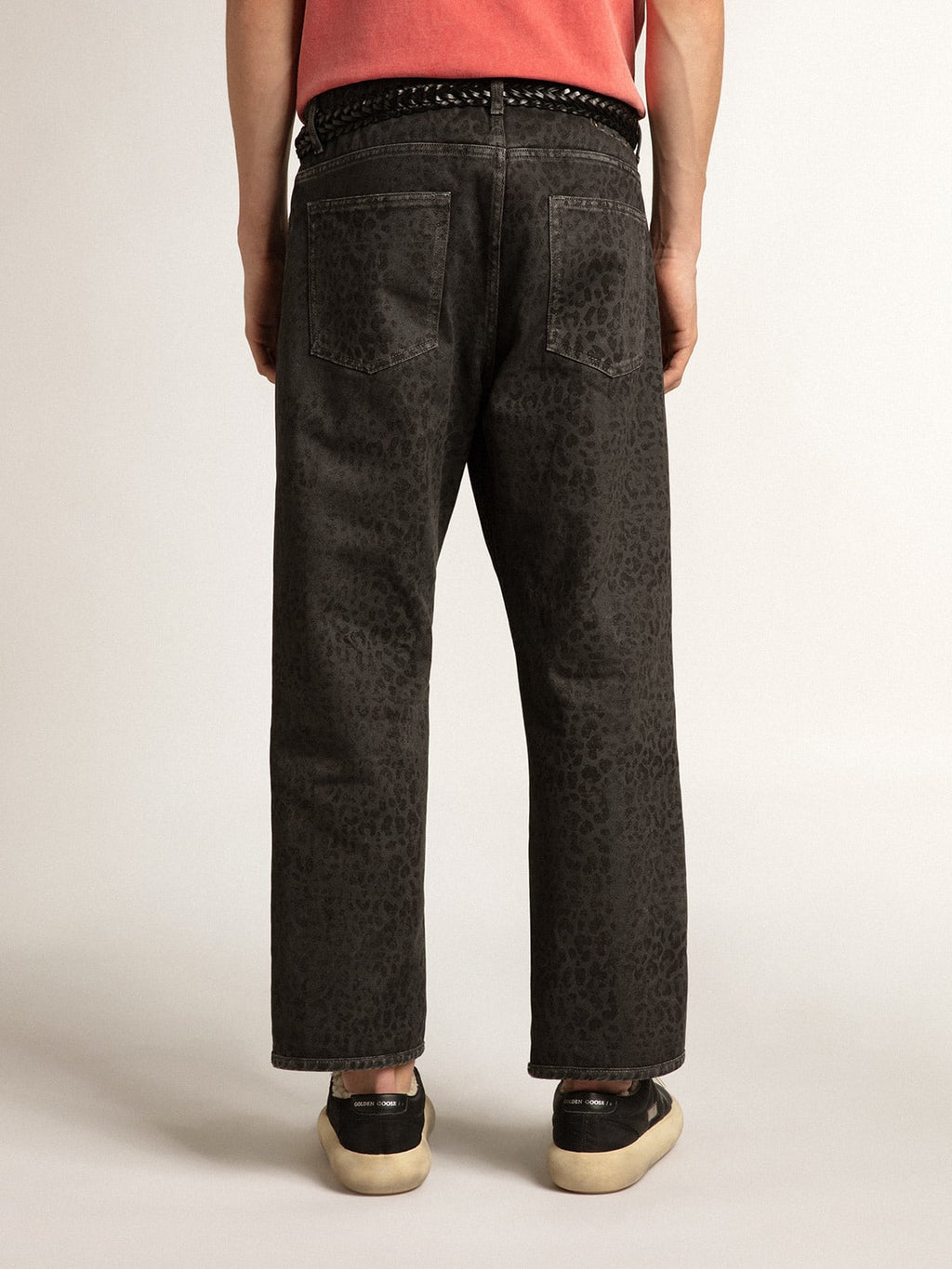 Jeans grigio da uomo con stampa leopardo