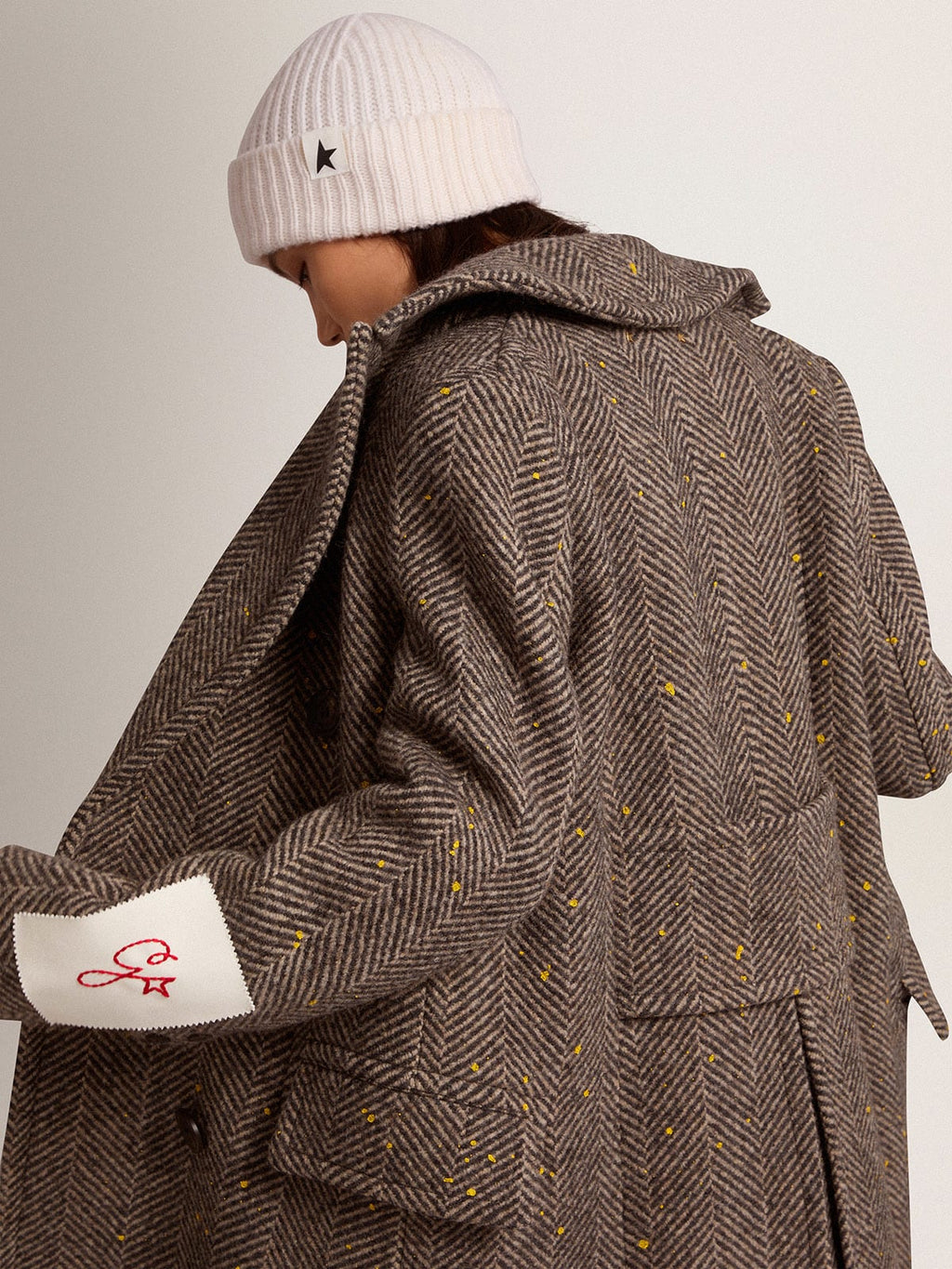 Cappotto lungo da donna herringbone con dettagli gialli
