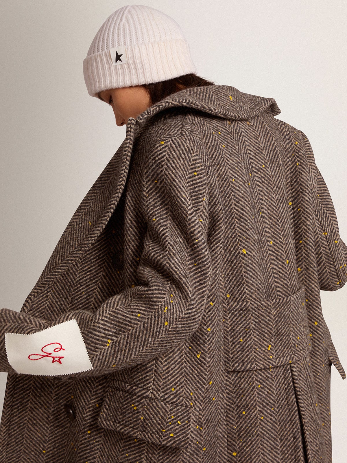 Cappotto lungo da donna herringbone con dettagli gialli