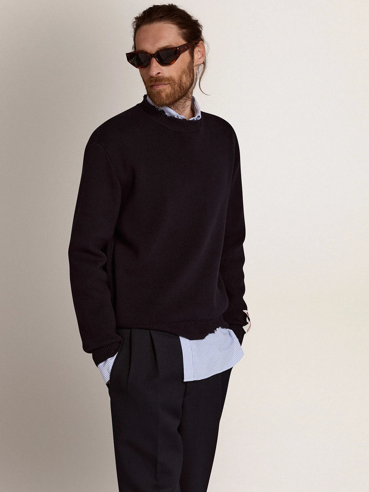 Maglione girocollo in cotone blu scuro dal trattamento distressed