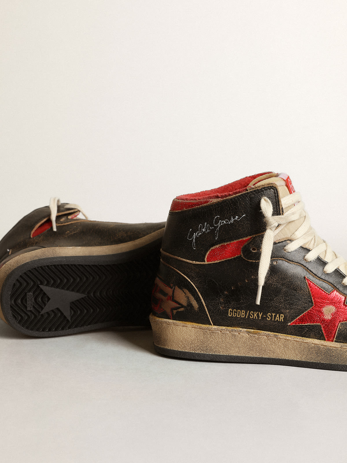 Sneaker Sky-Star Donna in pelle lucida nera con stella in pelle laminata rossa