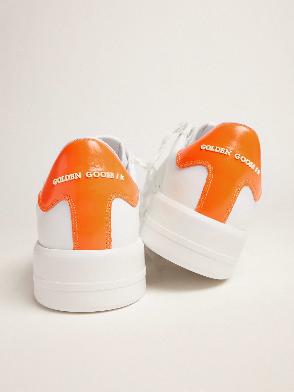 Sneaker Purestar bianche con talloncino arancio fluo