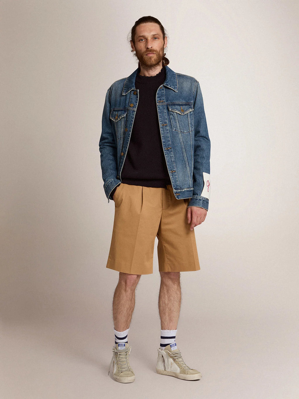 Giacca in jeans lavaggio medio e trattamento distressed