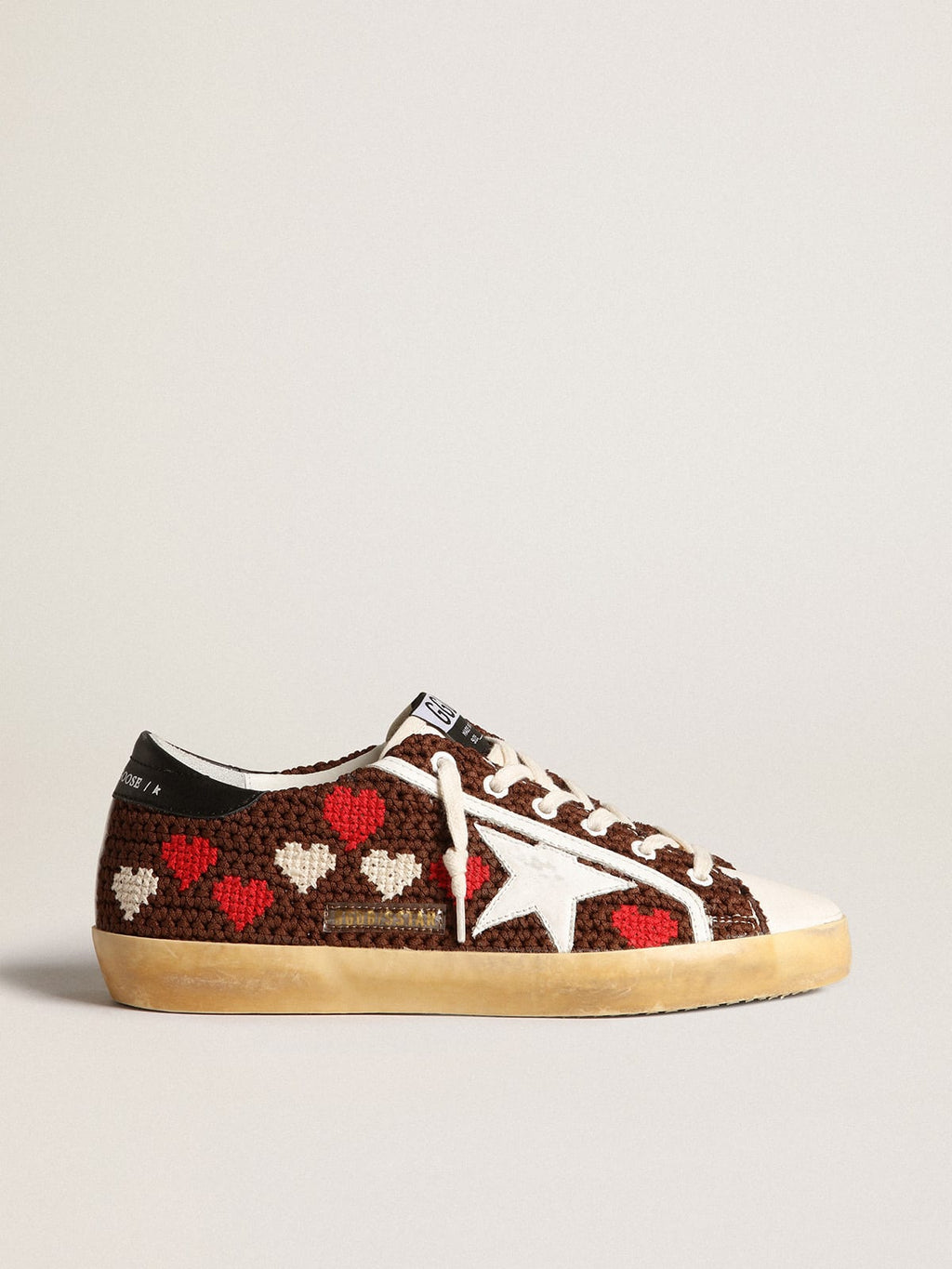 Super-Star crochet marrone con cuori ricamati e stella bianca