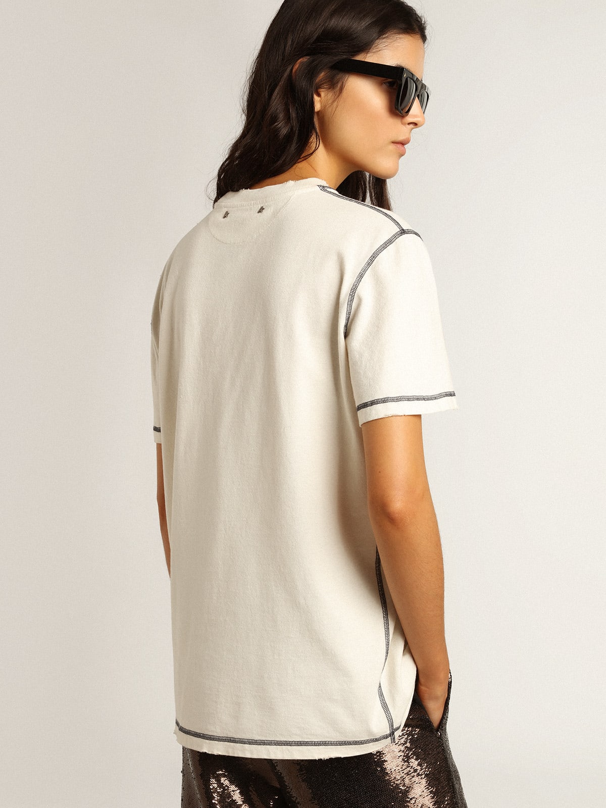 T-shirt color bianco con scritta ricamata blu