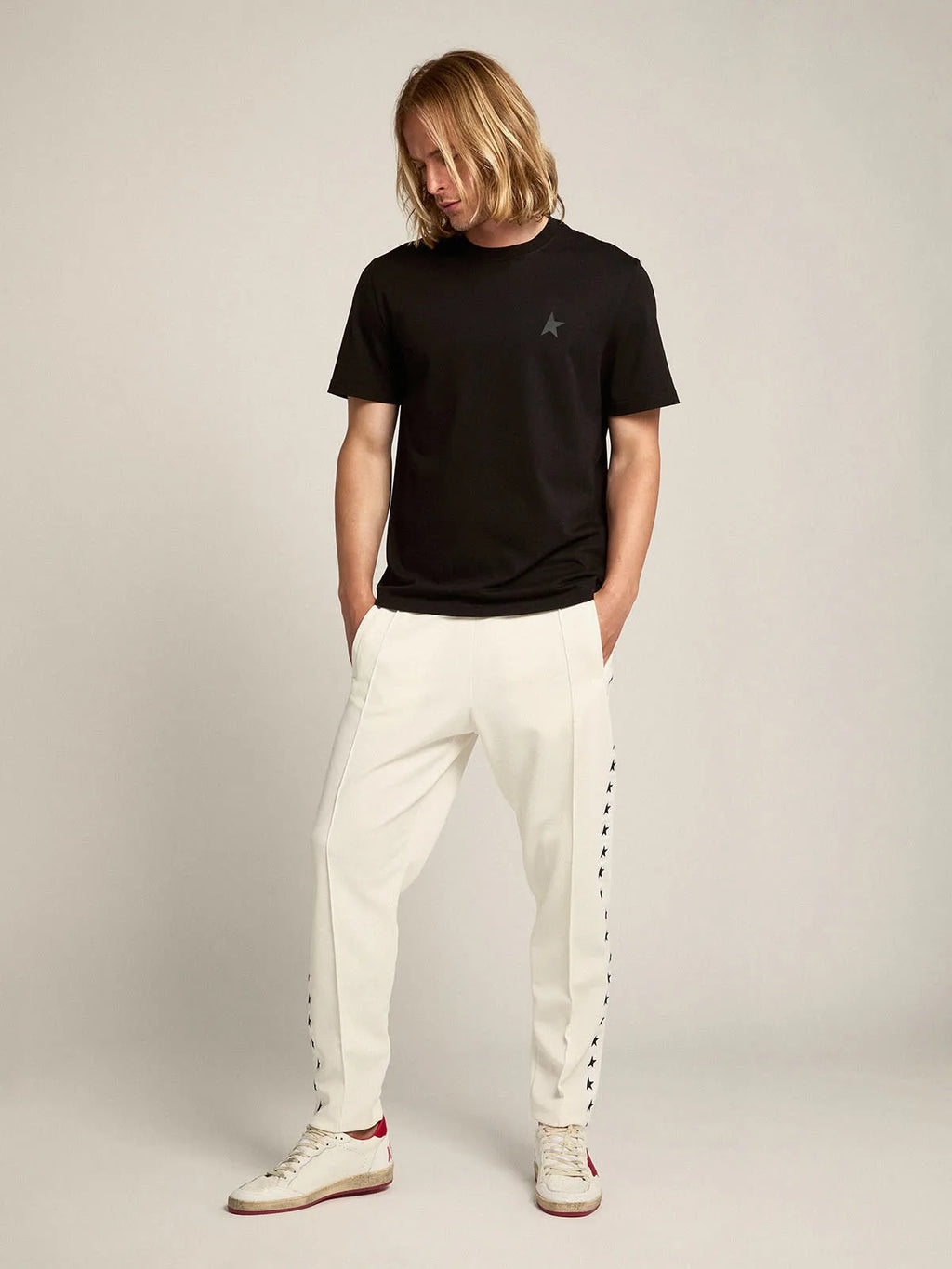 T-shirt nera Collezione Star con stella ton sur ton sul davanti