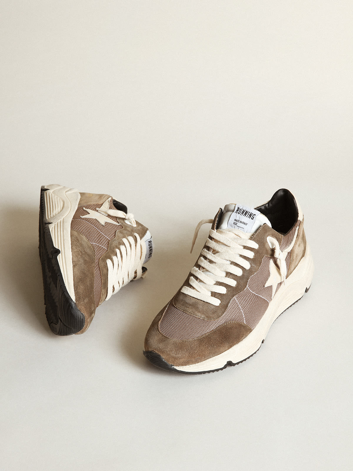Sneaker Running Sole in rete e pelle color verde oliva con stella e talloncino in pelle color crema
