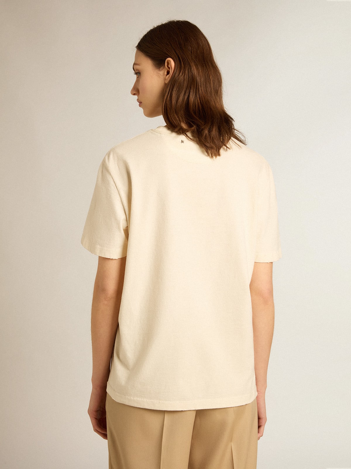 T-shirt in cotone color bianco vissuto con logo stagionale