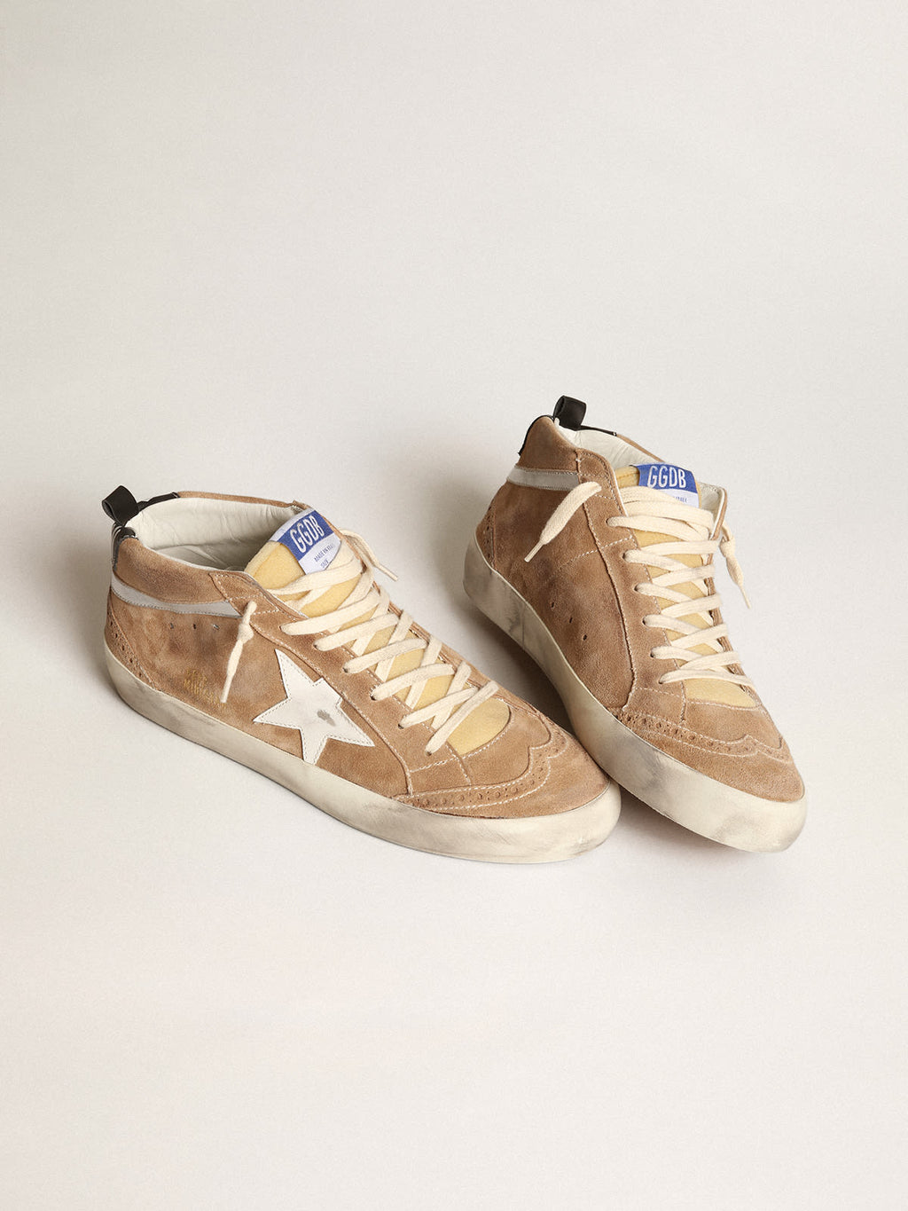 Sneaker Mid Star in suede tabacco con stella in pelle bianca e virgola in pelle laminata argento