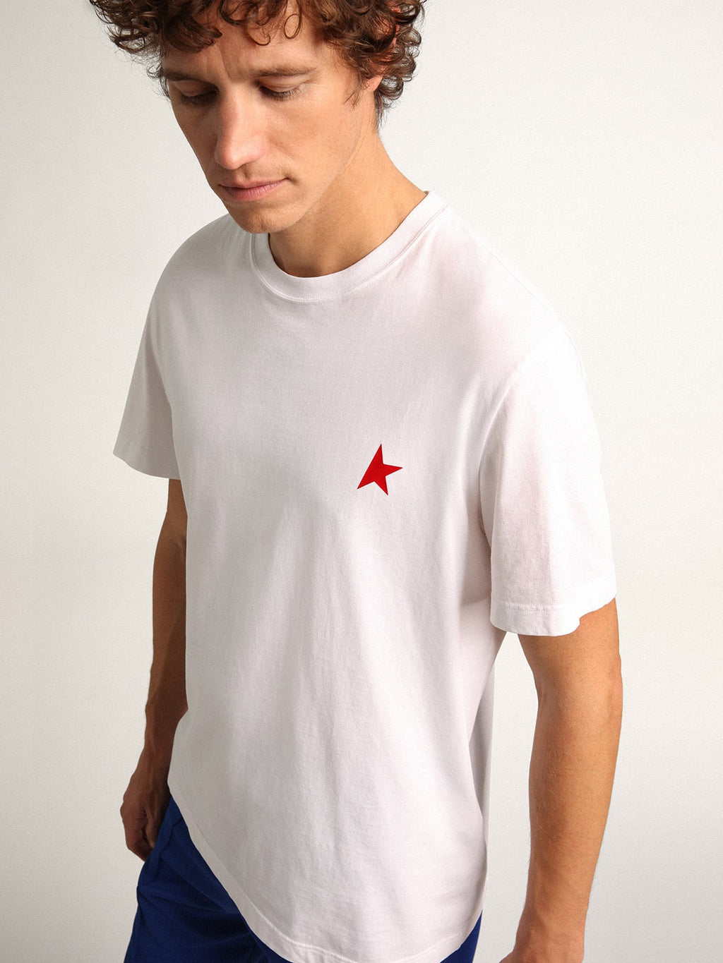 T-shirt bianca Collezione Star con stella rossa a contrasto sul davanti