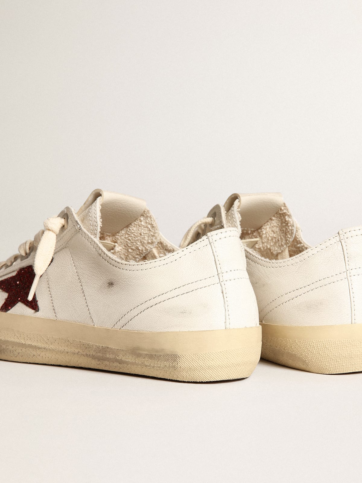 Sneaker V-Star in nappa bianca con stella in glitter rossi