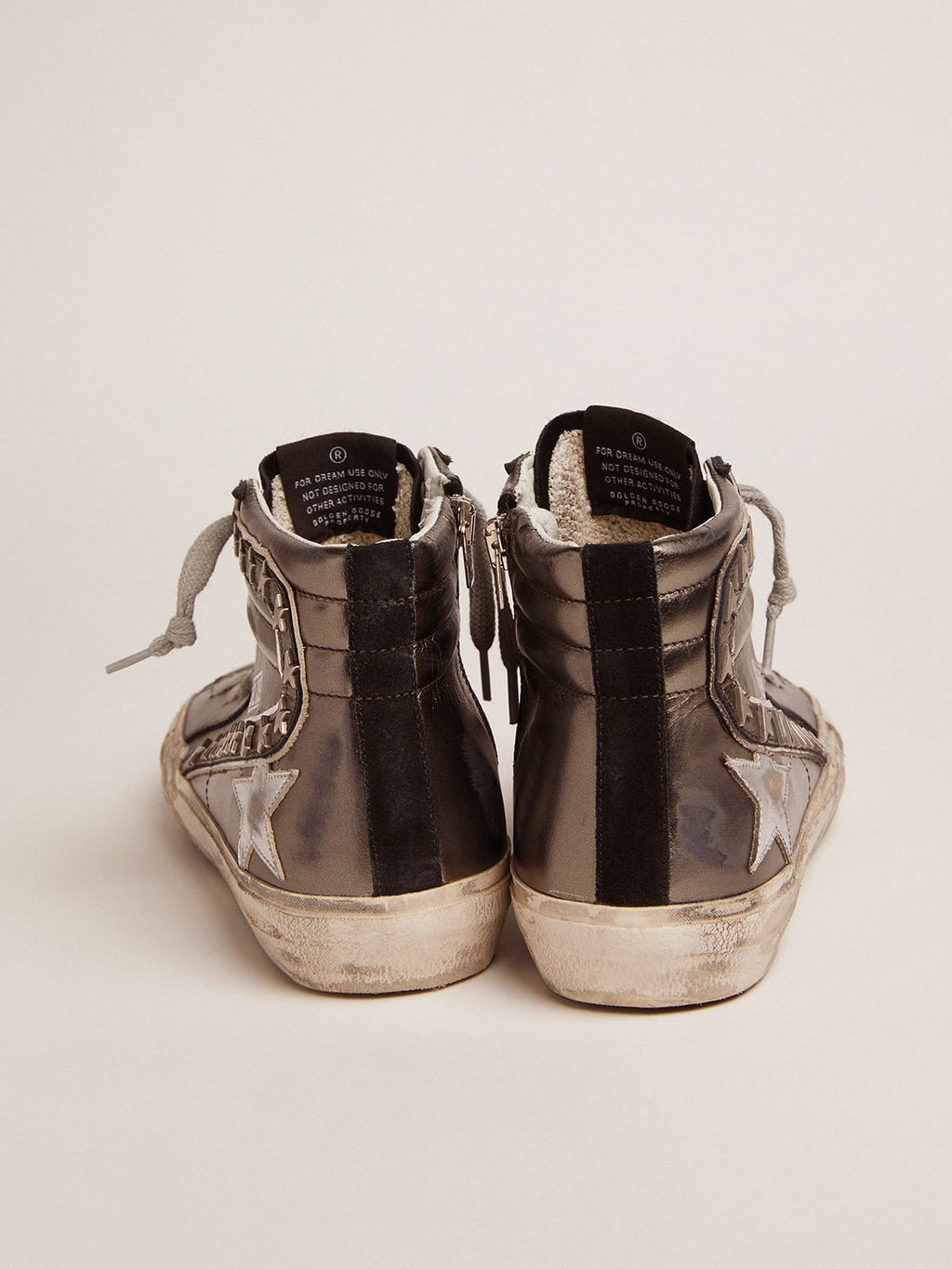 Sneaker Slide con tomaia argento in pelle laminata e borchie a stelle