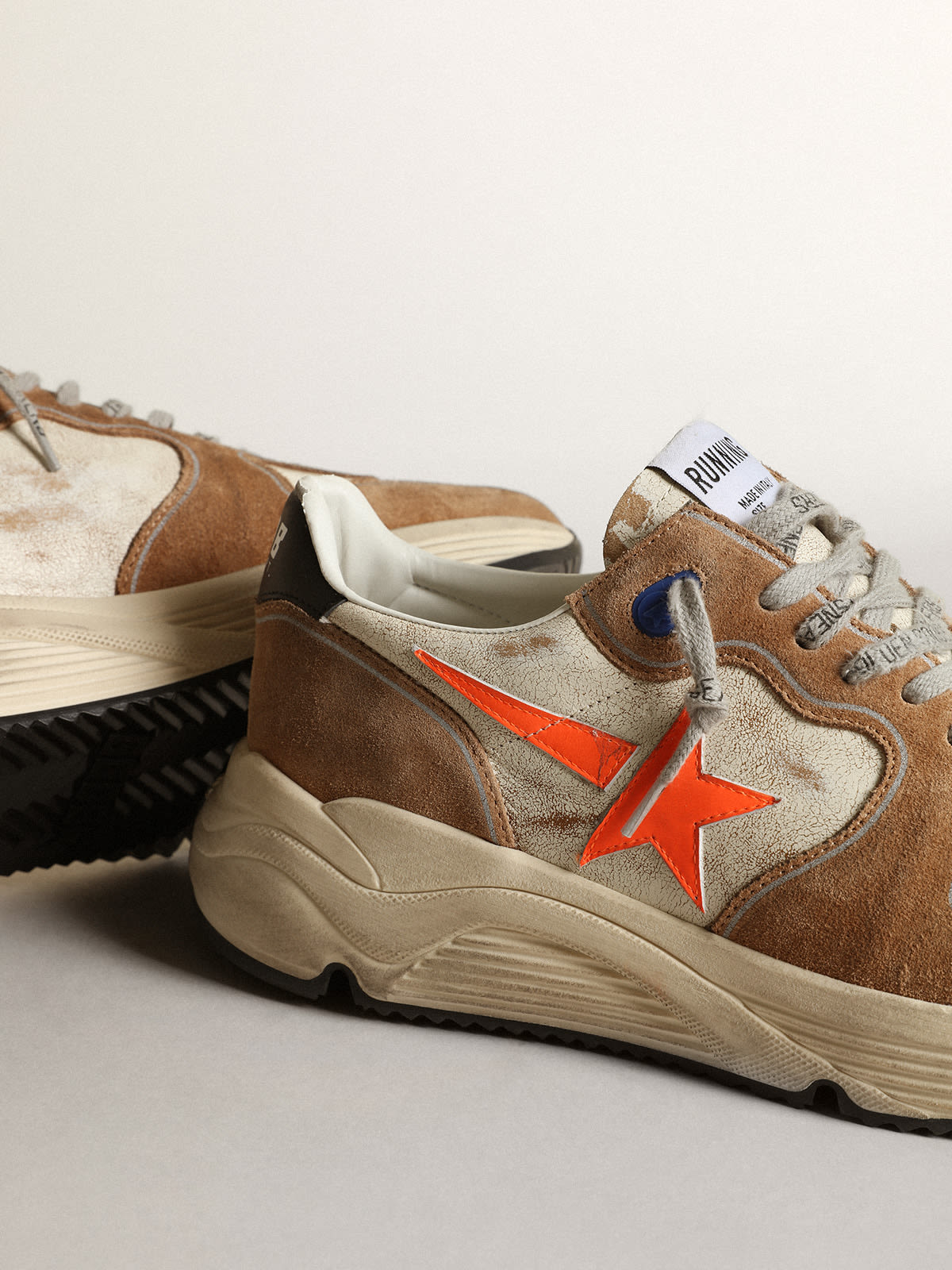 Sneaker Running Sole LTD in pelle lucida bianca e suede tabacco con stella in pelle arancione fluo