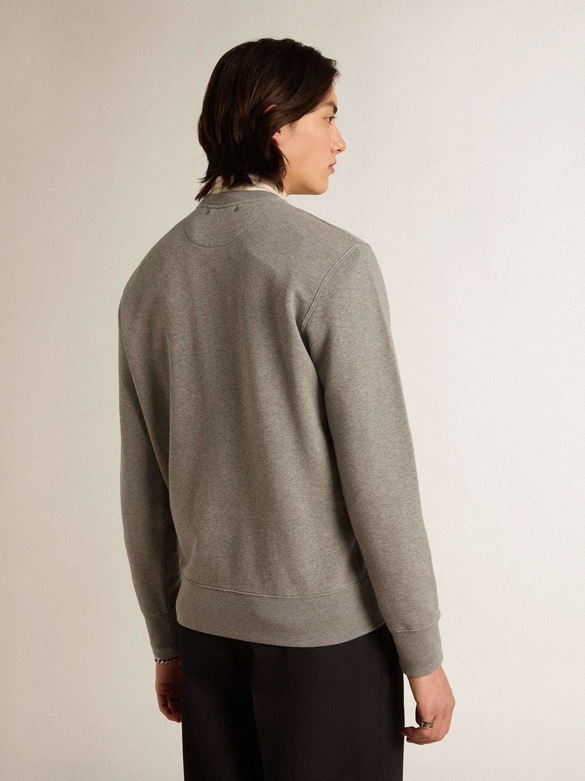 Felpa in cotone color grigio melange con scritta ricamata
