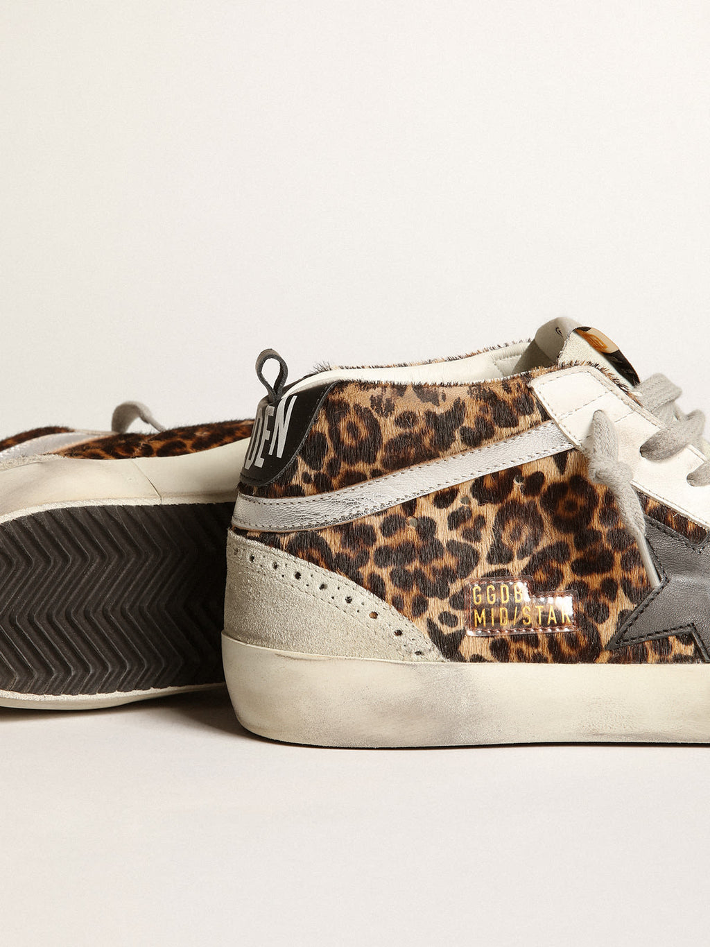 Sneaker Mid Star in cavallino leopardato con stella in pelle nera e virgola in pelle laminata color argento