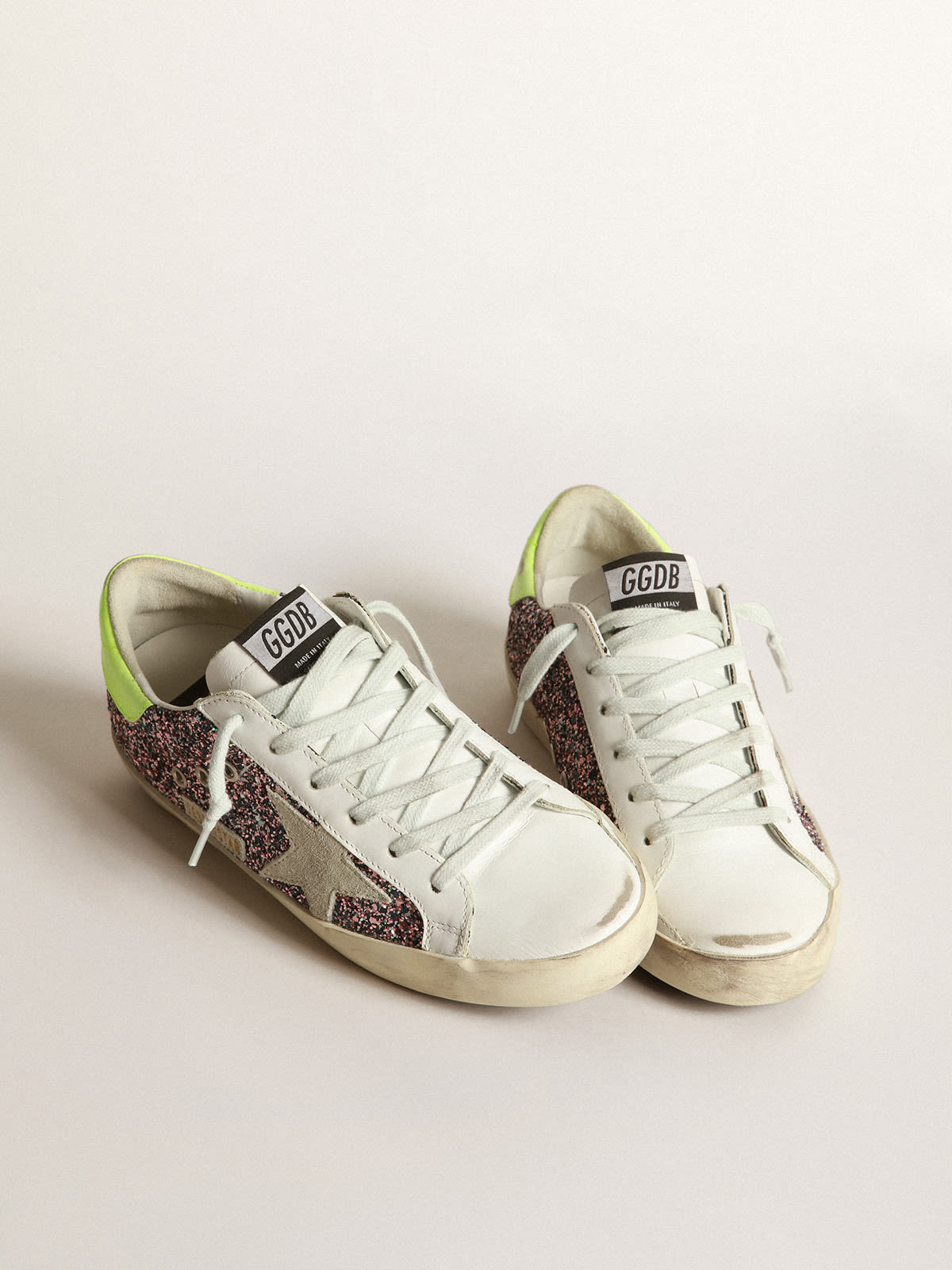 Sneaker Super-Star in glitter grigio e rosa con stella in suede grigio ghiaccio e talloncino in pelle giallo fluo