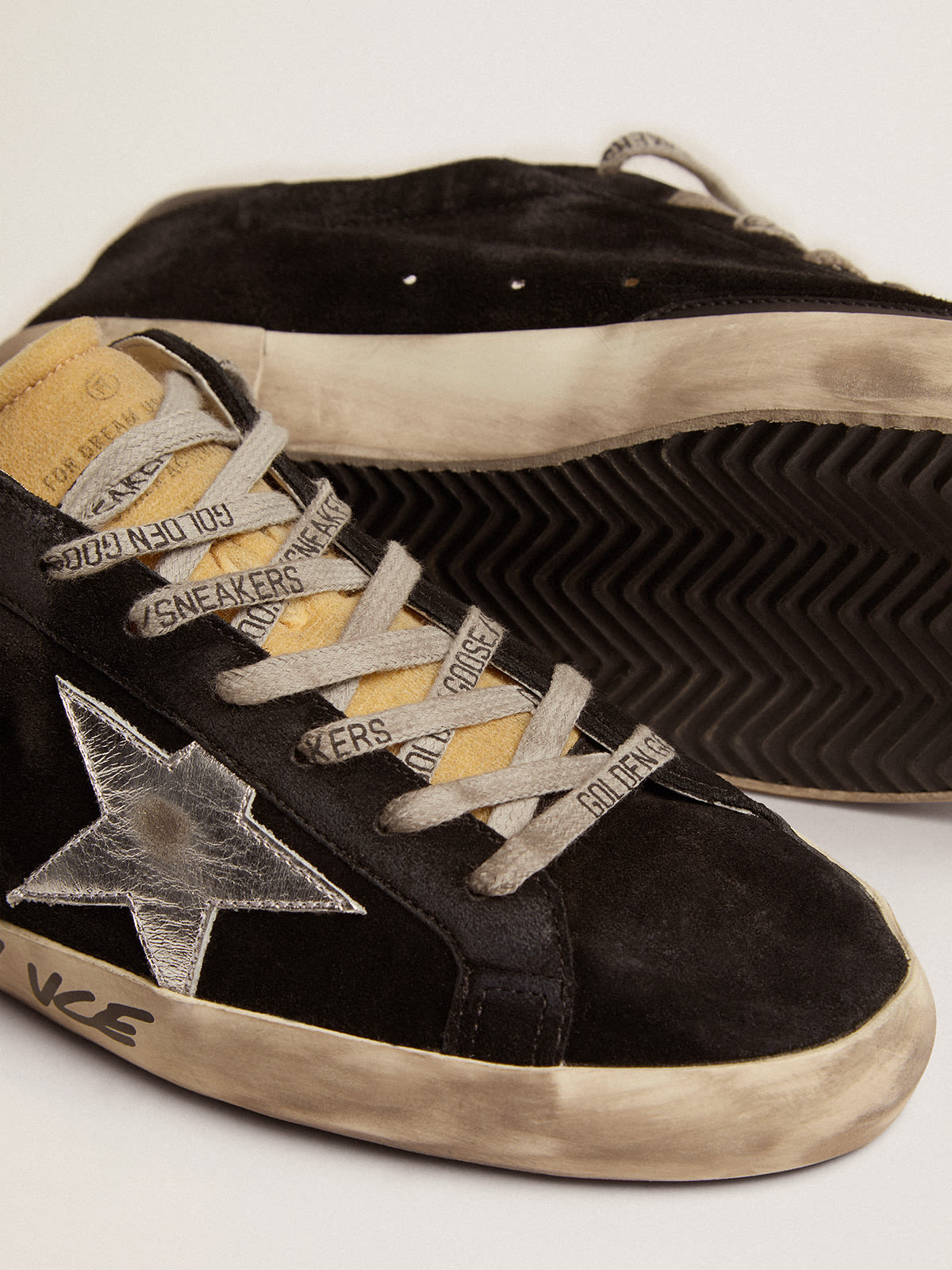 Super-Star in suede nero con stella in pelle laminata argento