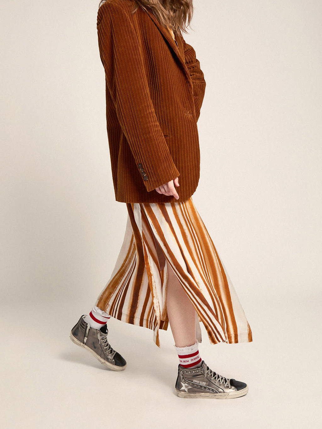 Sneaker Slide con tomaia argento in pelle laminata e borchie a stelle