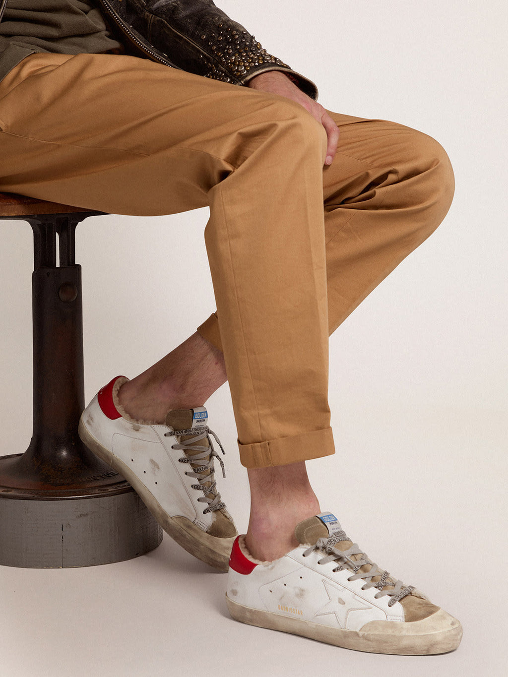 Super-Star con talloncino in pelle rossa e fodera in shearling