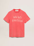 T-shirt color rosso con scritta stampata color ecrù