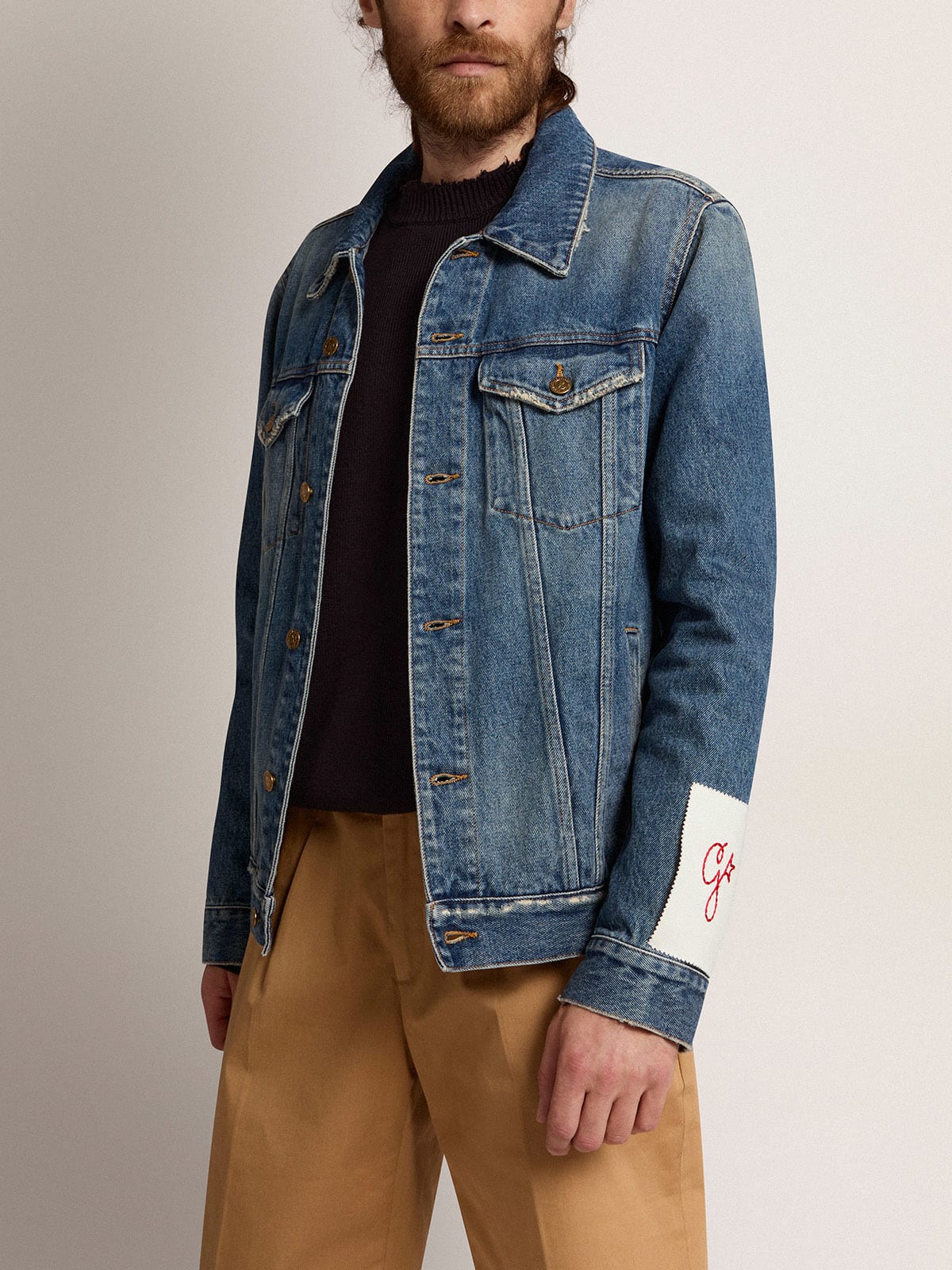 Giacca in jeans lavaggio medio e trattamento distressed