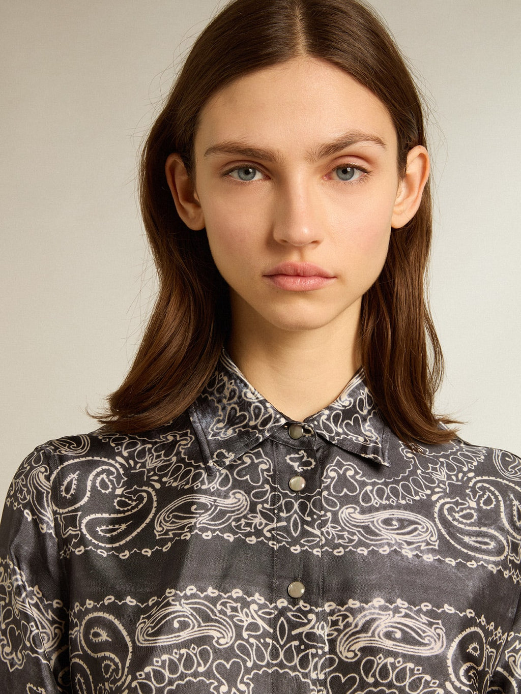 Camicia pigiama di colore antracite con stampa paisley