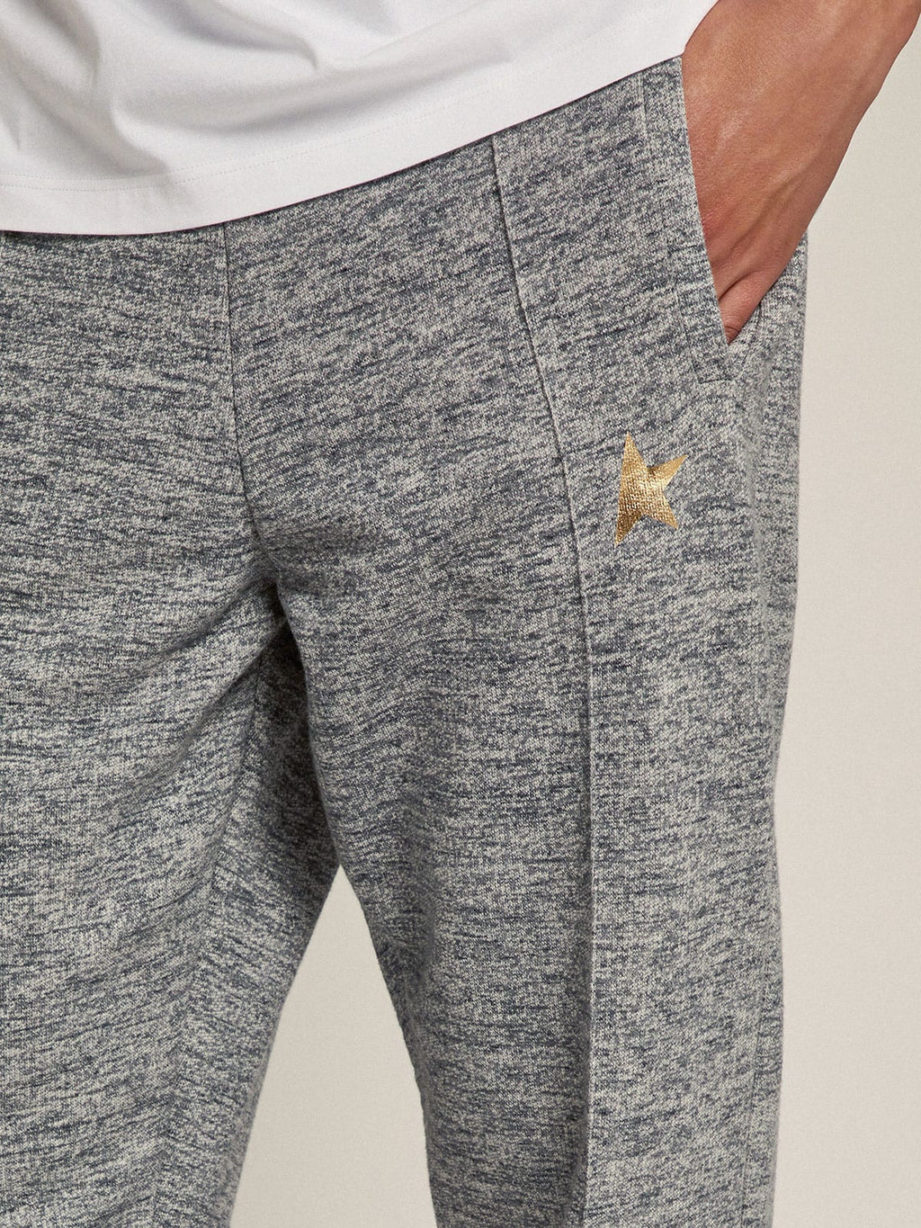 Pantalone jogging di colore grigio con stella dorata sul davanti