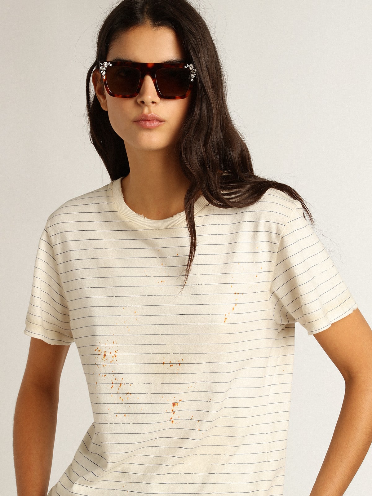 T-shirt di colore bianco effetto notebook antico