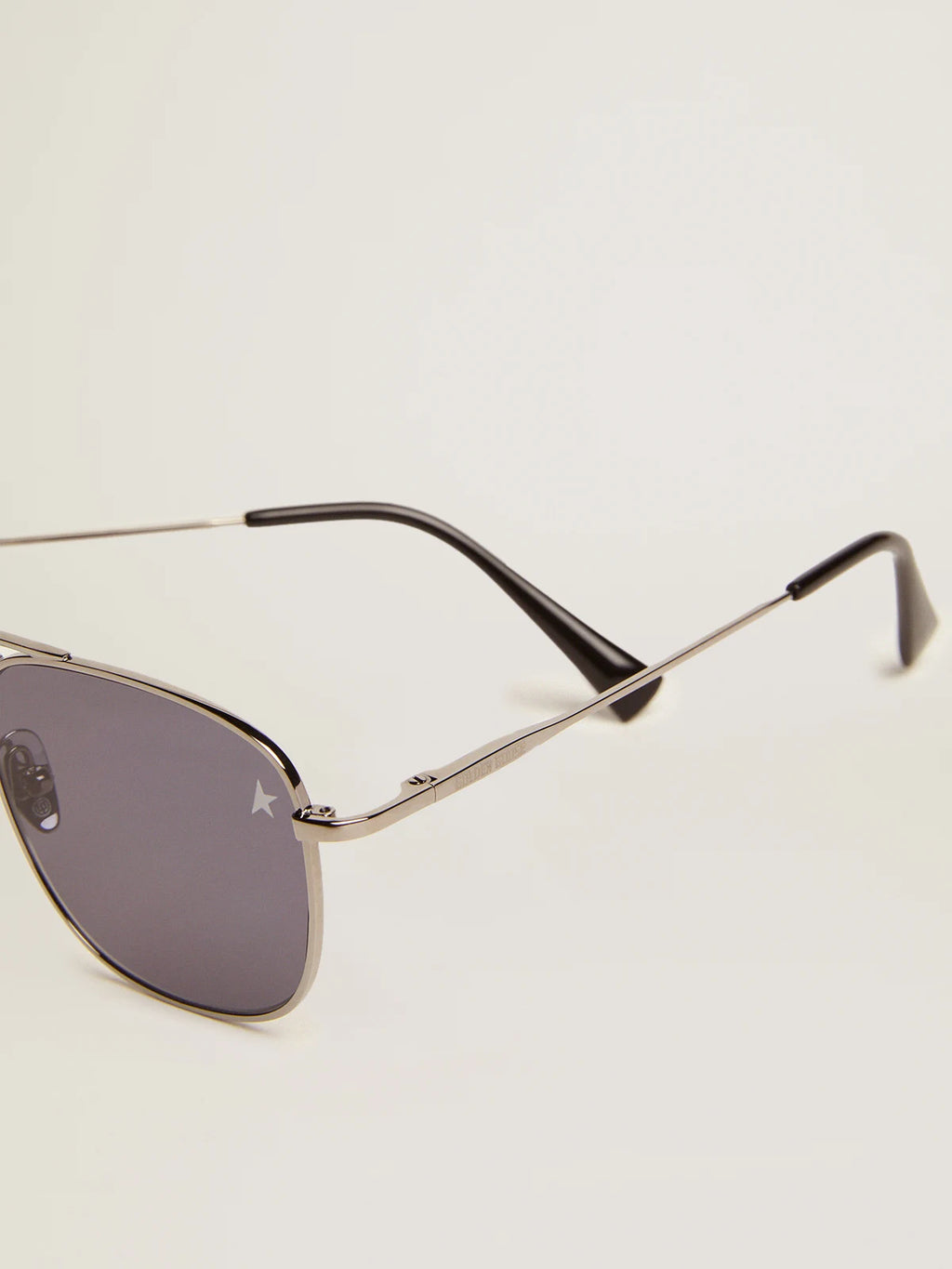 Sunframe Roger modello aviator con montatura nera e lenti nere
