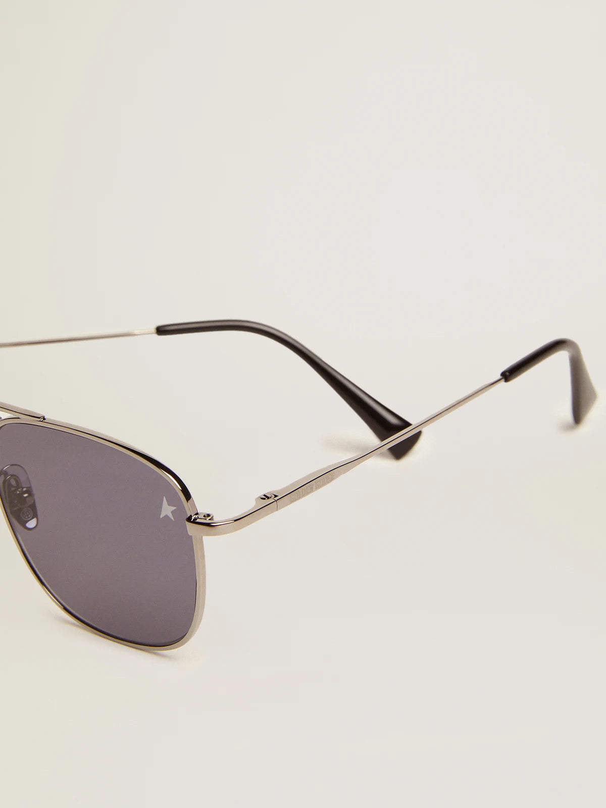 Sunframe Roger modello aviator con montatura nera e lenti nere